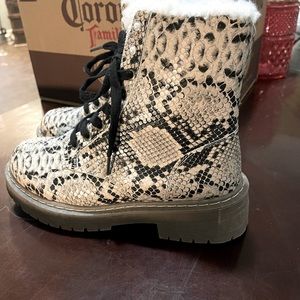 True Craft women snakeskin combat boots with fur inside